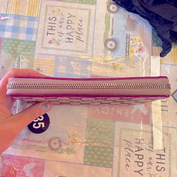 Guc gucci zip around wallet does have some call outs see pics - Picture 9 of 12